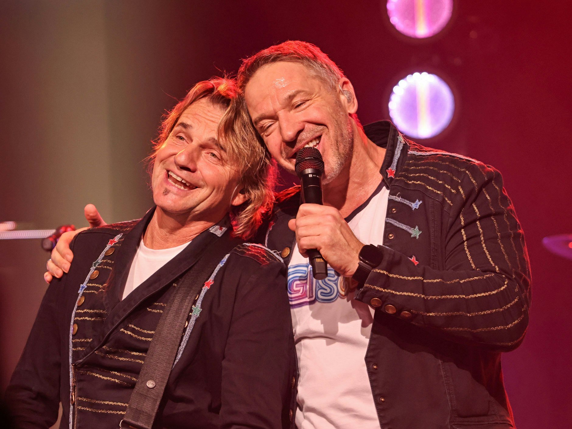 Jens Strefling und Patrick Lück beim Höhner-Konzert auf der Bühne.