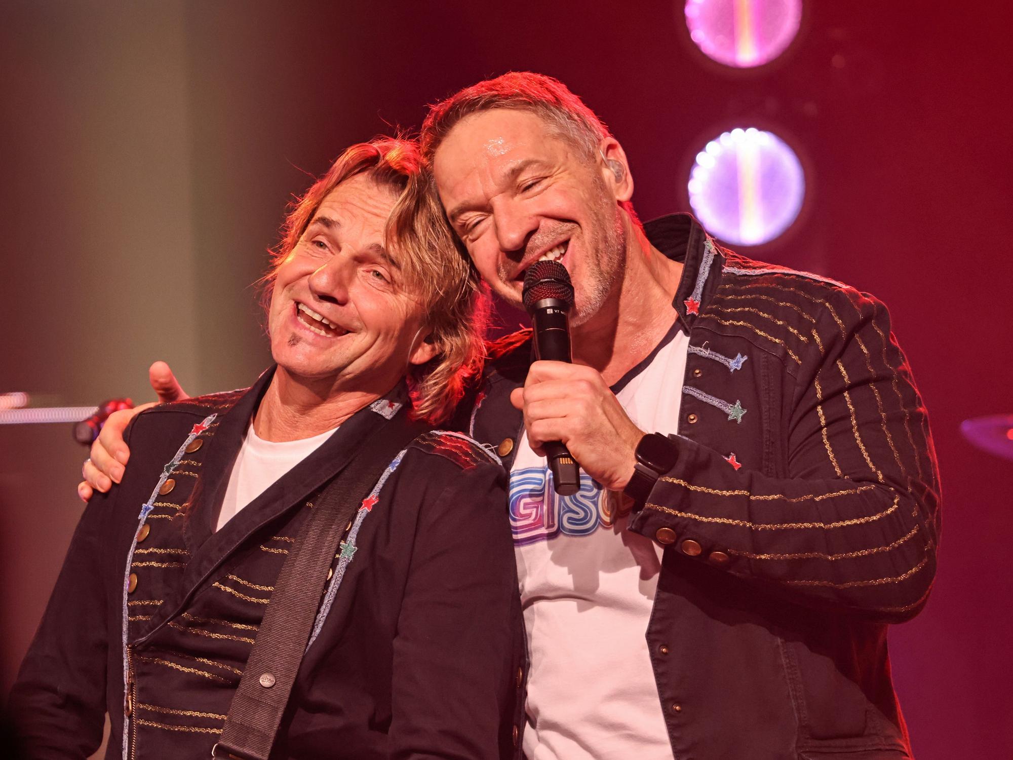 Jens Strefling und Patrick Lück beim Höhner-Konzert auf der Bühne.