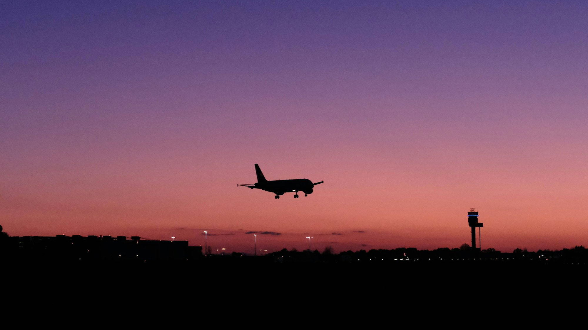 Ein Flugzeug im Landeanflug. Ein Pilot einer Ryanair-Maschine wurde bei der Landung auf Mallorca von einem Laser geblendet (Symbolbild).