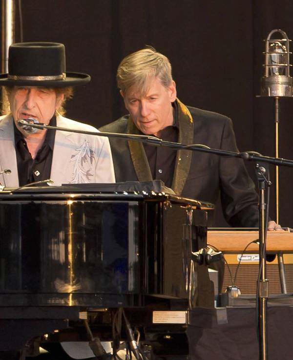 Bob Dylan sitzt hinter seinem Klavier.