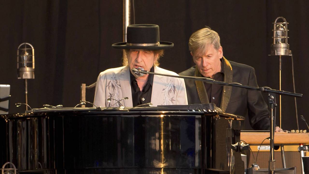Bob Dylan sitzt hinter seinem Klavier.