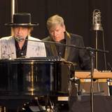 Bob Dylan sitzt hinter seinem Klavier.