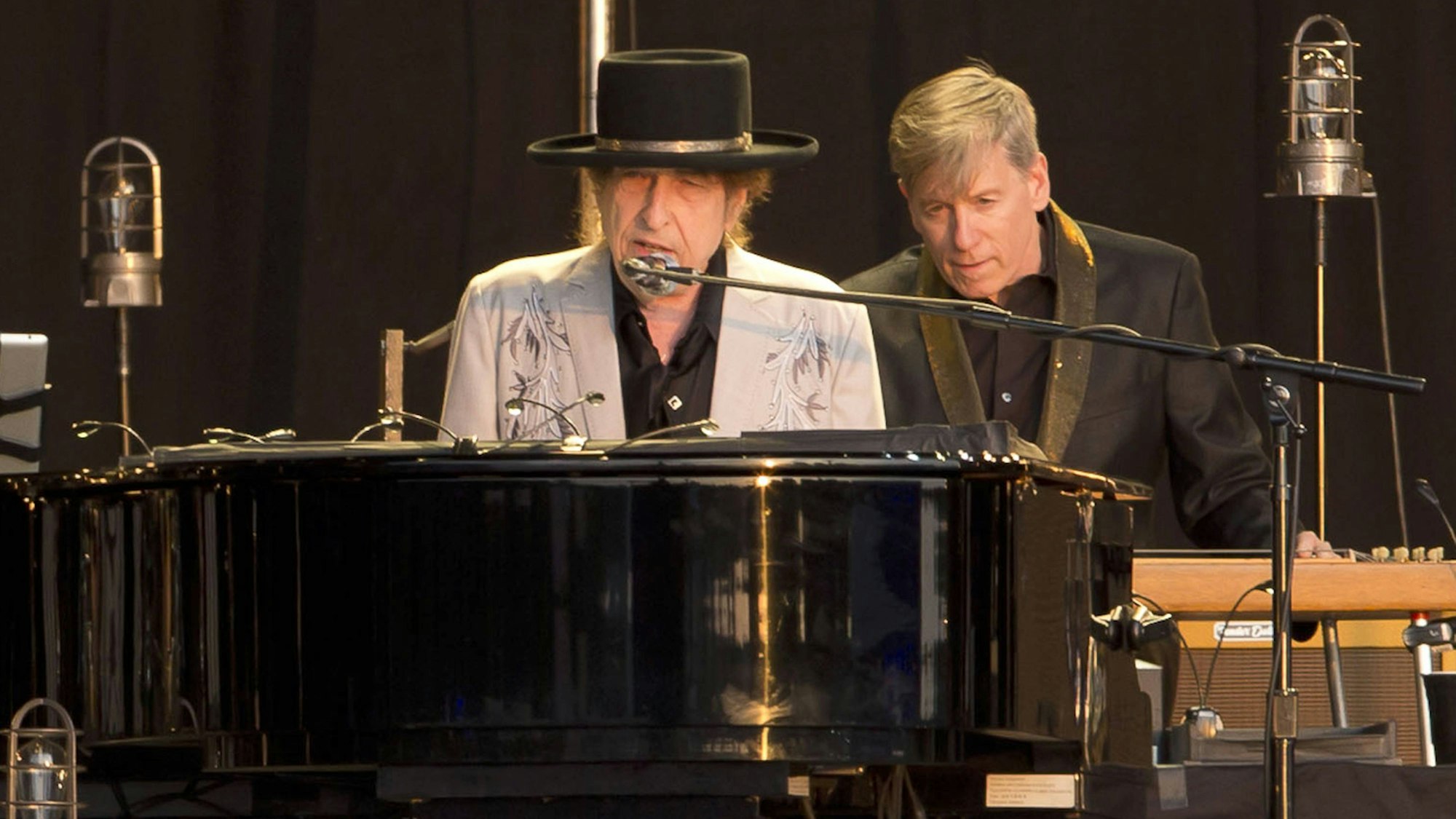 Bob Dylan sitzt hinter seinem Klavier.