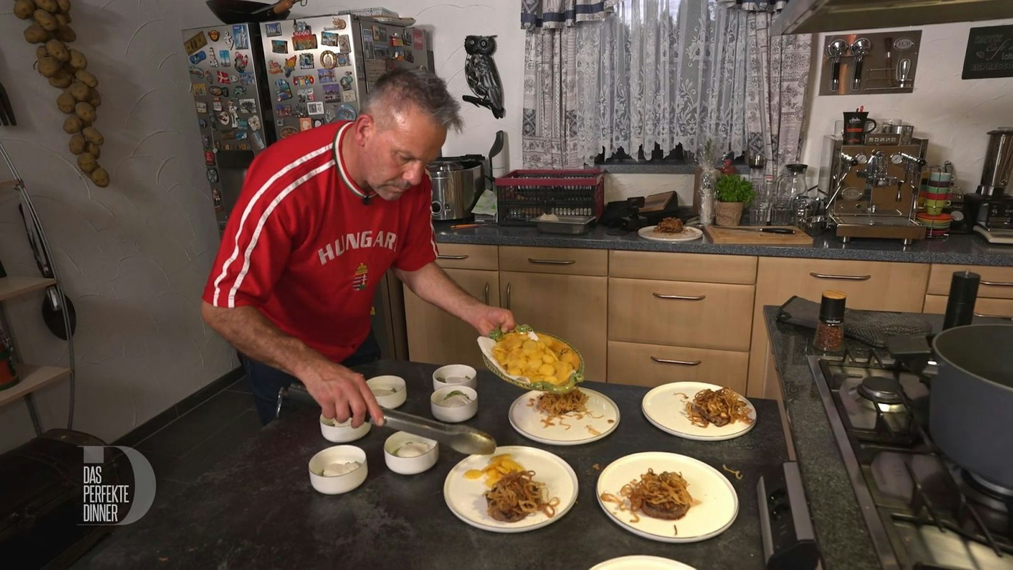 Rinderfilet mit Röstzwiebeln und Bratkartoffeln: István lässt sich in der Küche nicht stressen.
 (Bild: RTL)