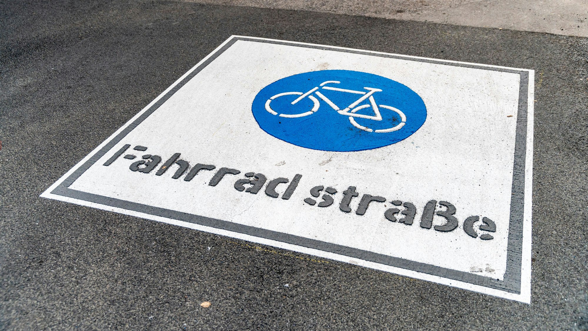 Das Piktogramm weist auf eine Fahrradstraße hin (Symbolfoto).