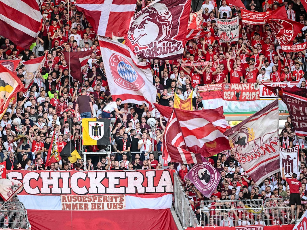 Die Fans des FC Bayern beim Spiel gegen den FC Augsburg auf der Tribüne.