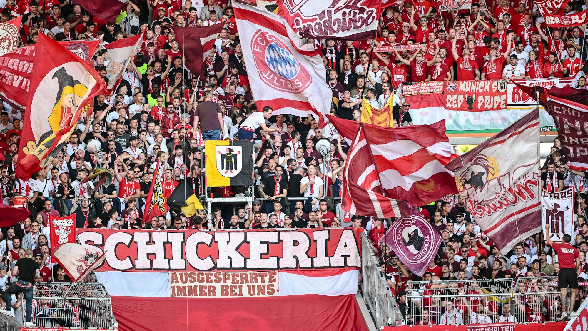 Die Fans des FC Bayern beim Spiel gegen den FC Augsburg auf der Tribüne.