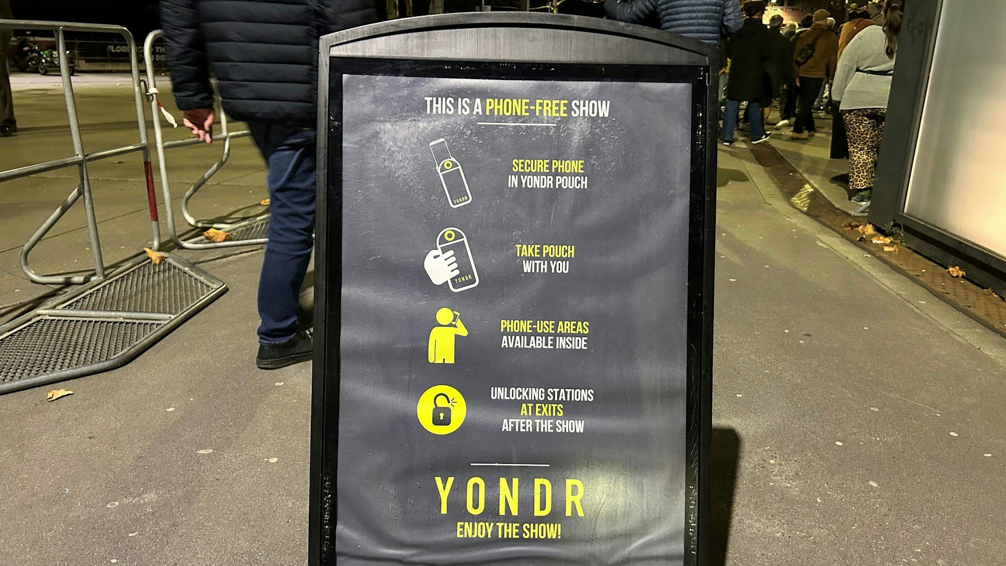 Ein Schild vor der Lanxess-Arena weist auf das Handy-Verbot hin.