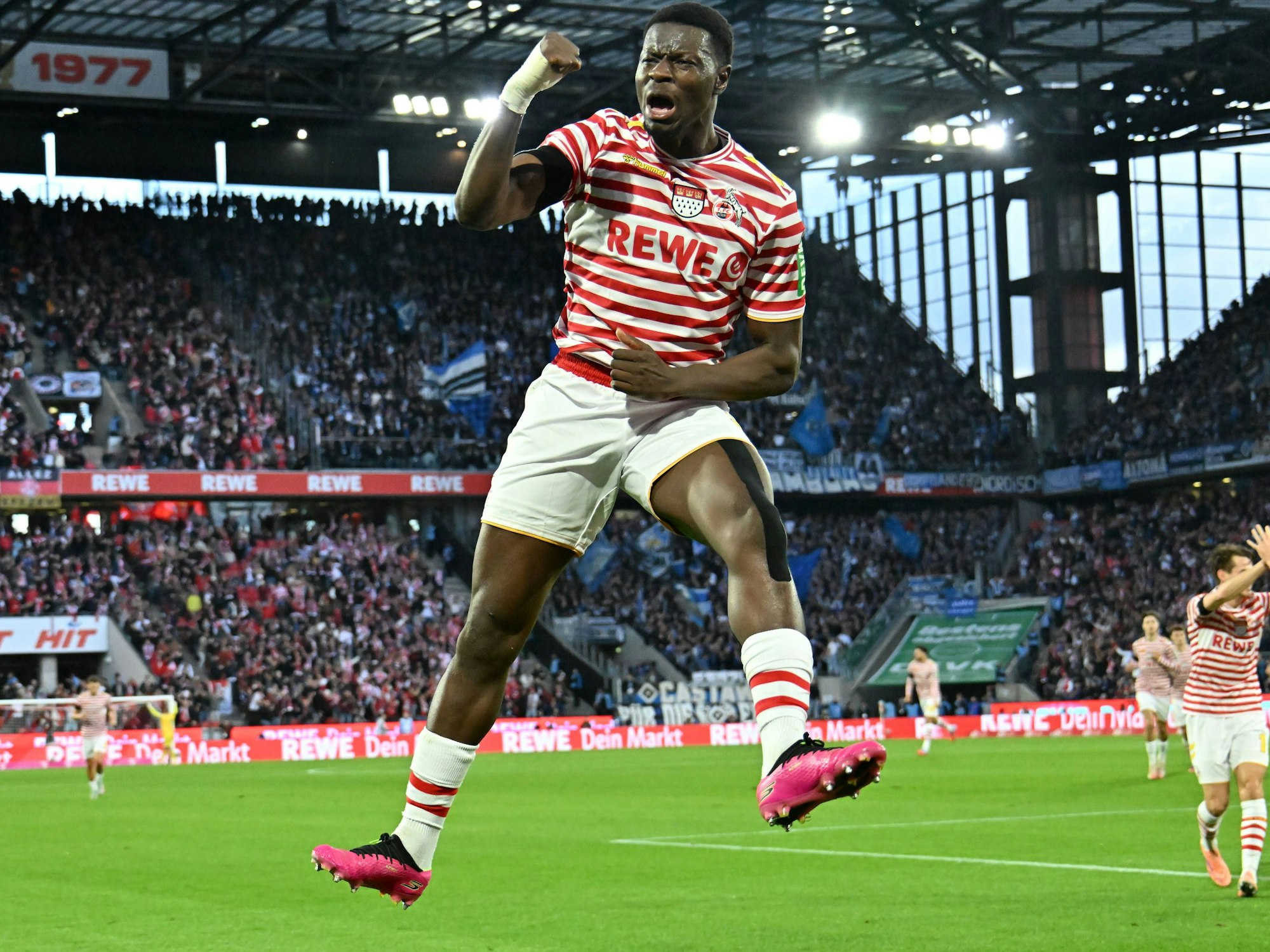 Ragnar Ache jubelt nach seinem Treffer gegen den HSV.