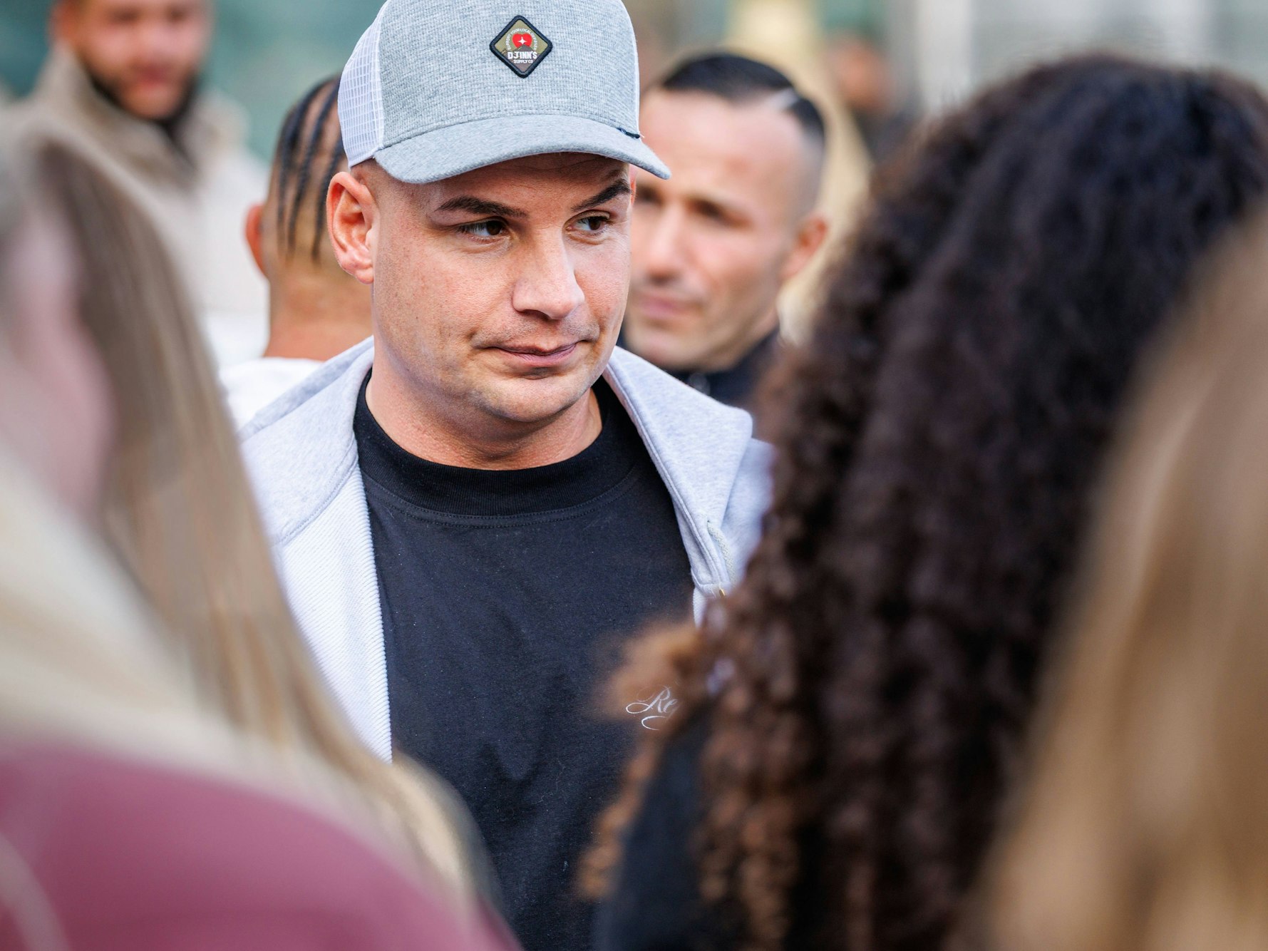 Pietro Lombardi umringt von Fans