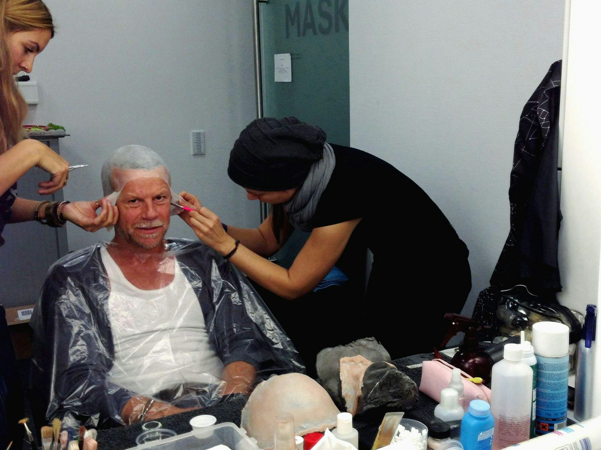 Für sein „Alters-Experiment“ ließ sich der Reporter Jenke von Wilmsdorff in einen gebrechlichen Rentner verwandeln. (Bild: RTL / Lotte Lang)