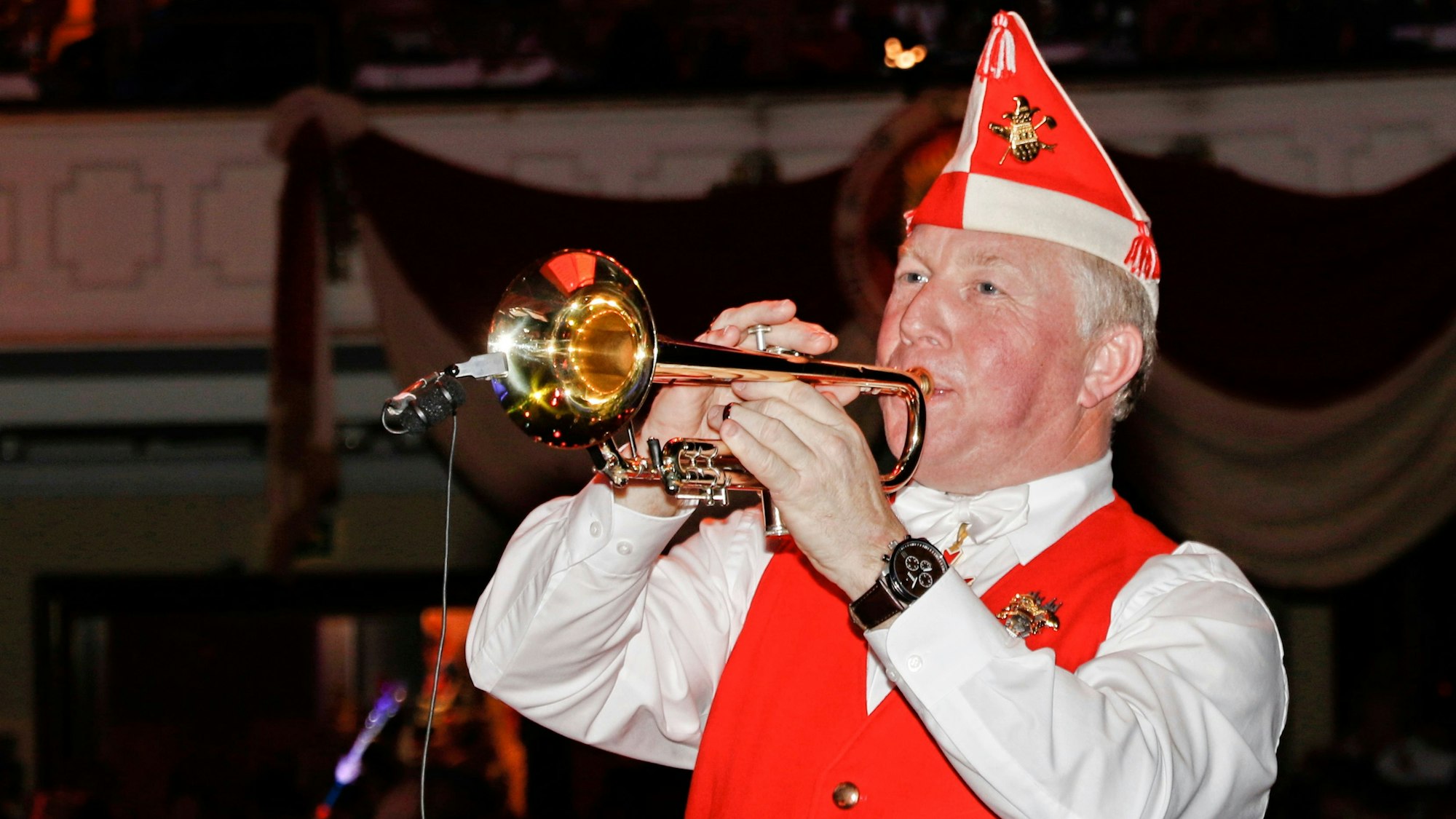 Helmut Blödgen spielt Trompete.