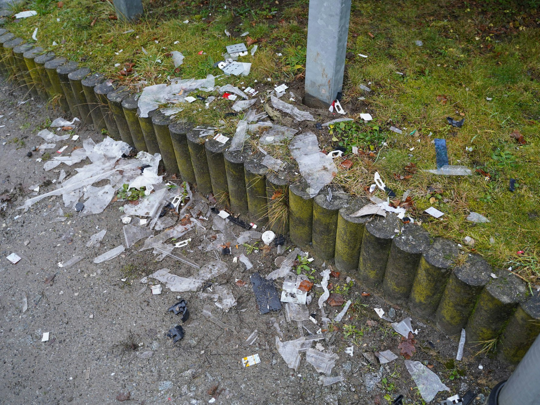 In Köln wurde ein Zigarettenautomat gesprengt. Das Archivbild zeigt Trümmer eines gesprengten Zigarettenautomaten in Puschwitz.