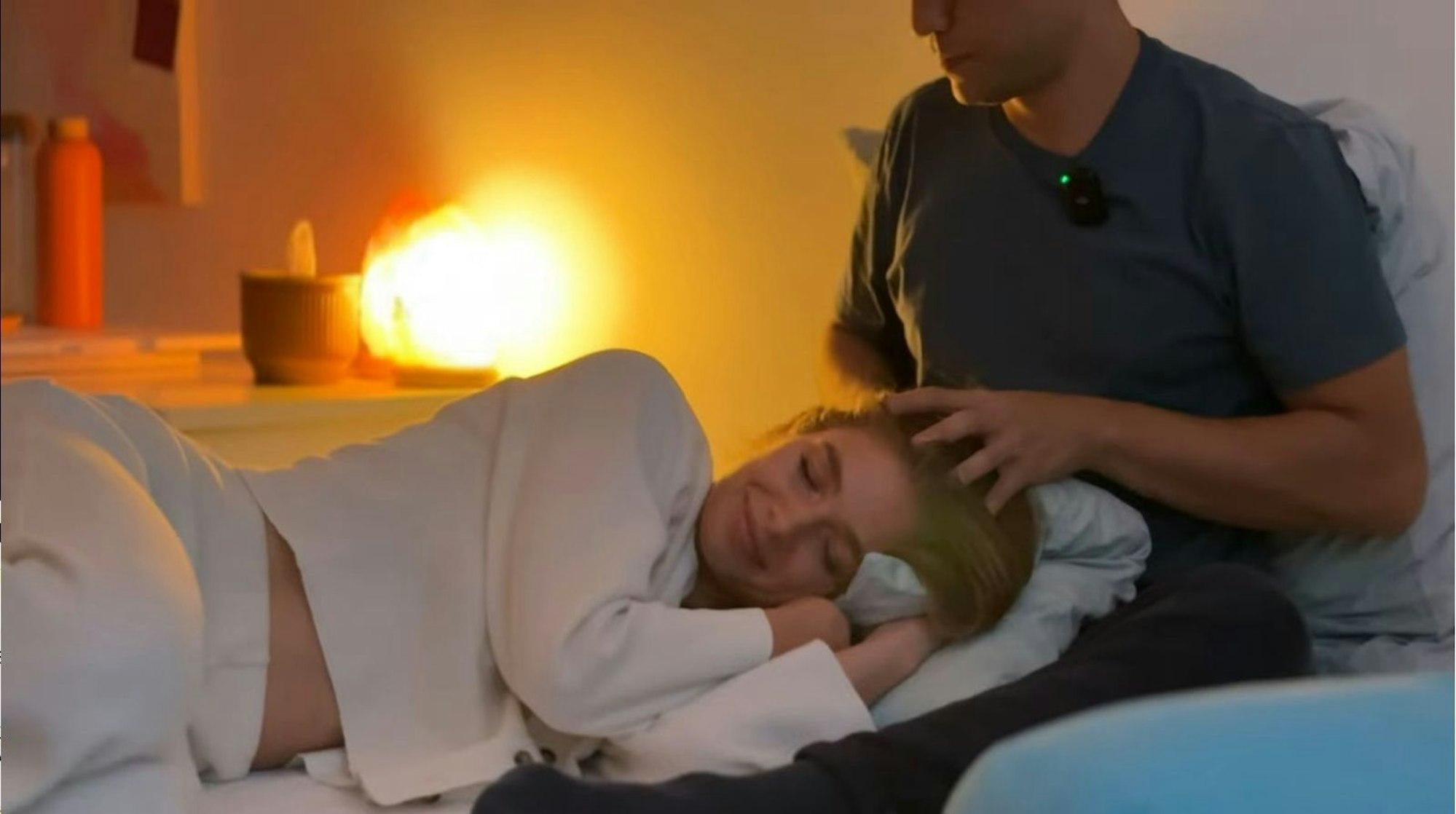 Bei der Kuschel-Therapie kann sich Lola Weippert fallen lassen - und dass, obwohl sie Nähe zu fremden Männern eigentlich „sehr, sehr meide“. (Bild: Lola Weippert/YouTube)