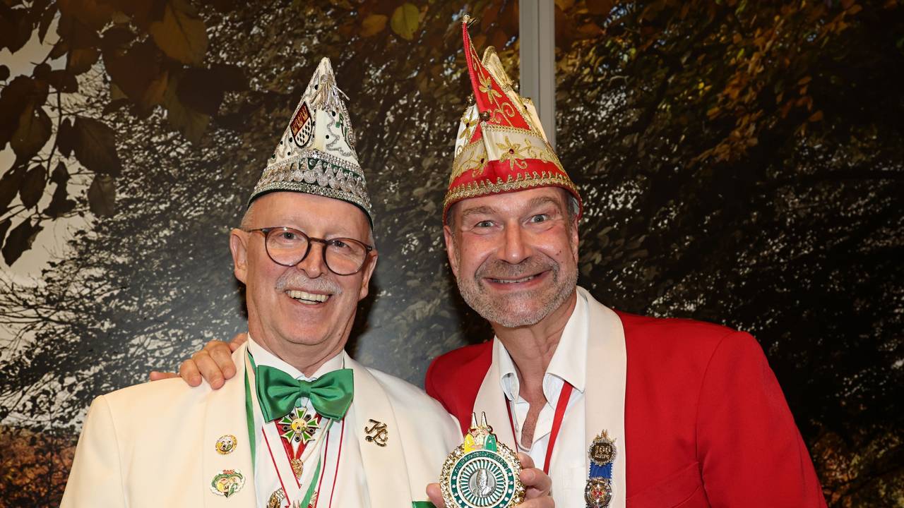 Hans-Günter Mies überreicht Volker Weininger einen Orden.