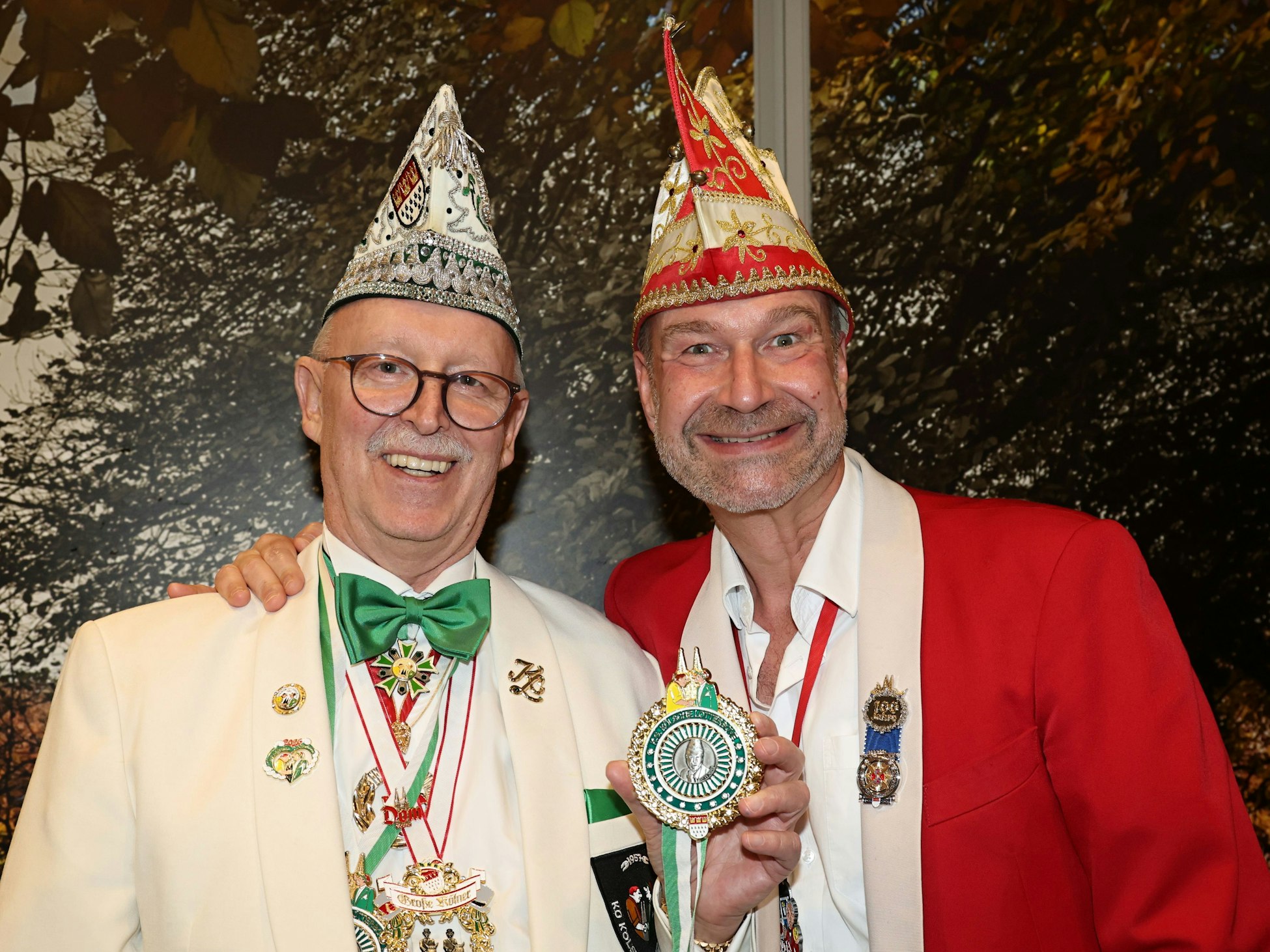 Hans-Günter Mies überreicht Volker Weininger einen Orden.