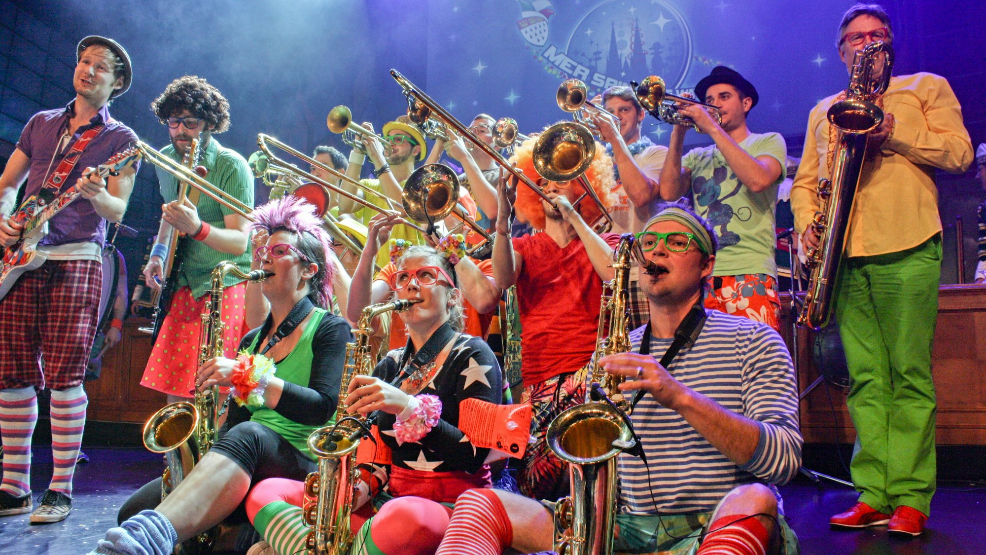 Matthias Heßeler steht mit Querbeat auf der Bühne.