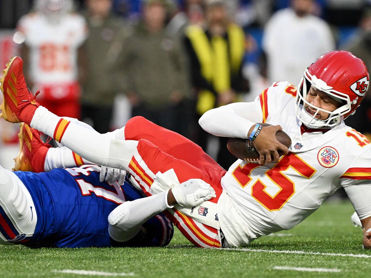 Patrick Mahomes liegt auf dem Boden.