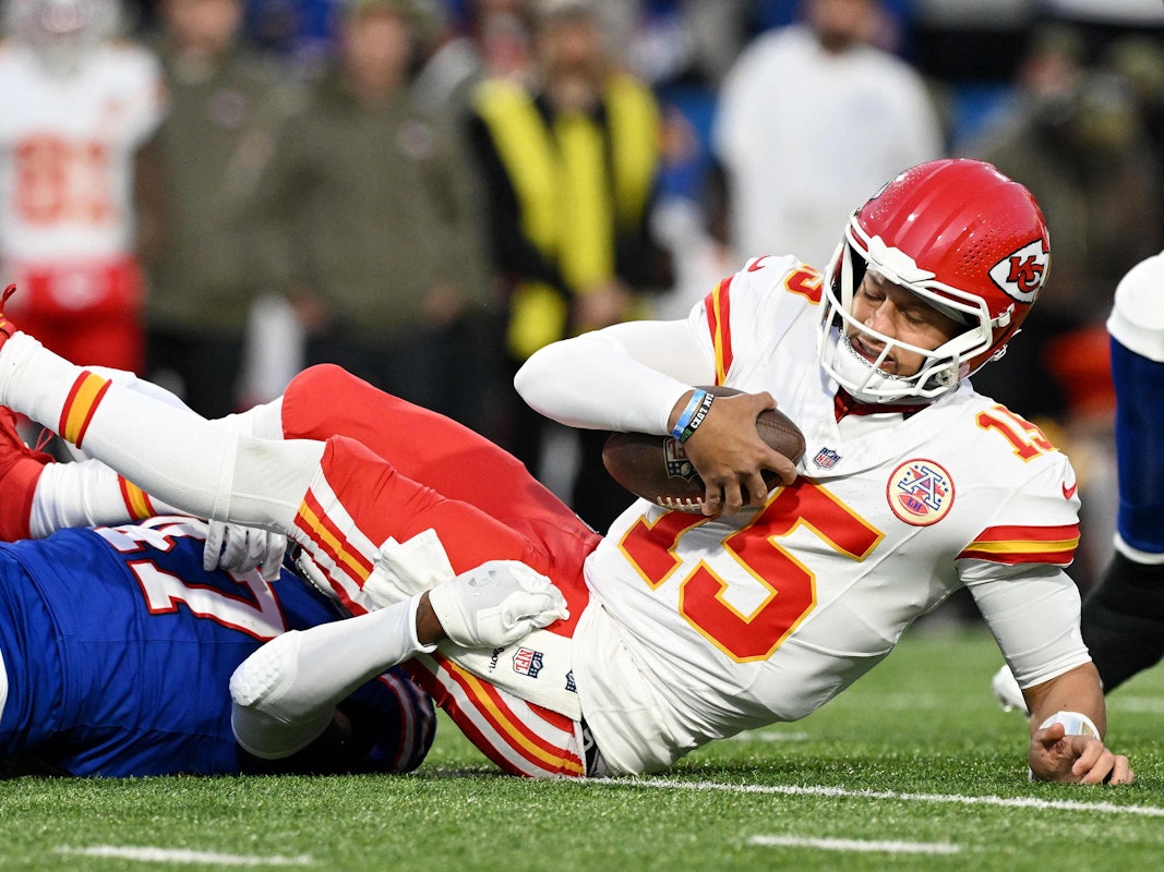 Patrick Mahomes liegt auf dem Boden.