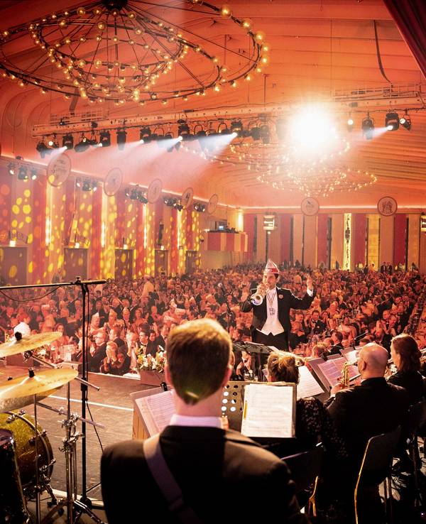 Matthias Heßeler mit seinem Orchester auf der Gürzenich-Bühne.