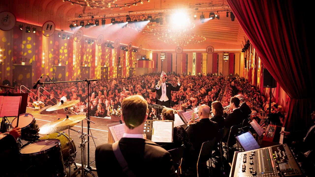 Matthias Heßeler mit seinem Orchester auf der Gürzenich-Bühne.