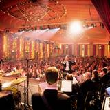 Matthias Heßeler mit seinem Orchester auf der Gürzenich-Bühne.