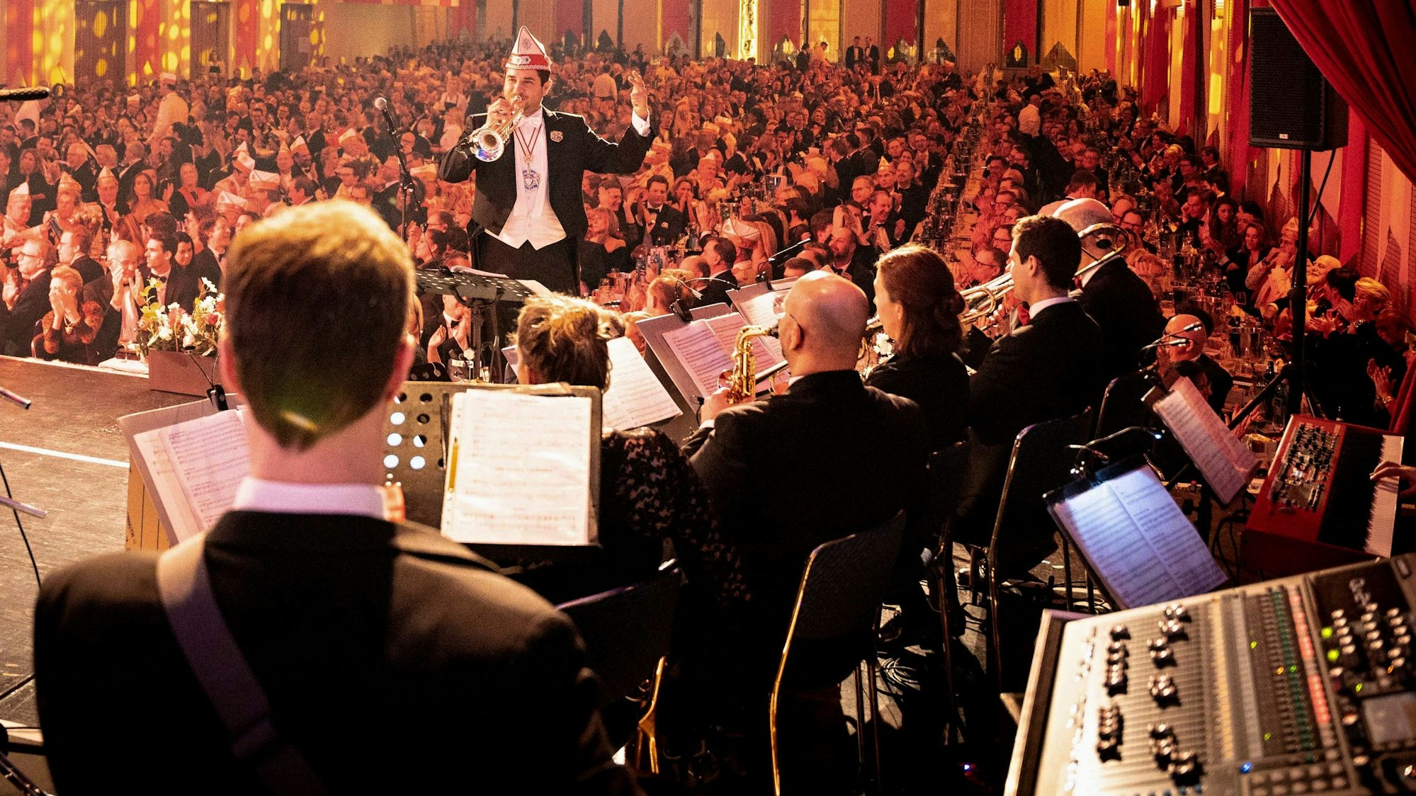 Matthias Heßeler mit seinem Orchester auf der Gürzenich-Bühne.