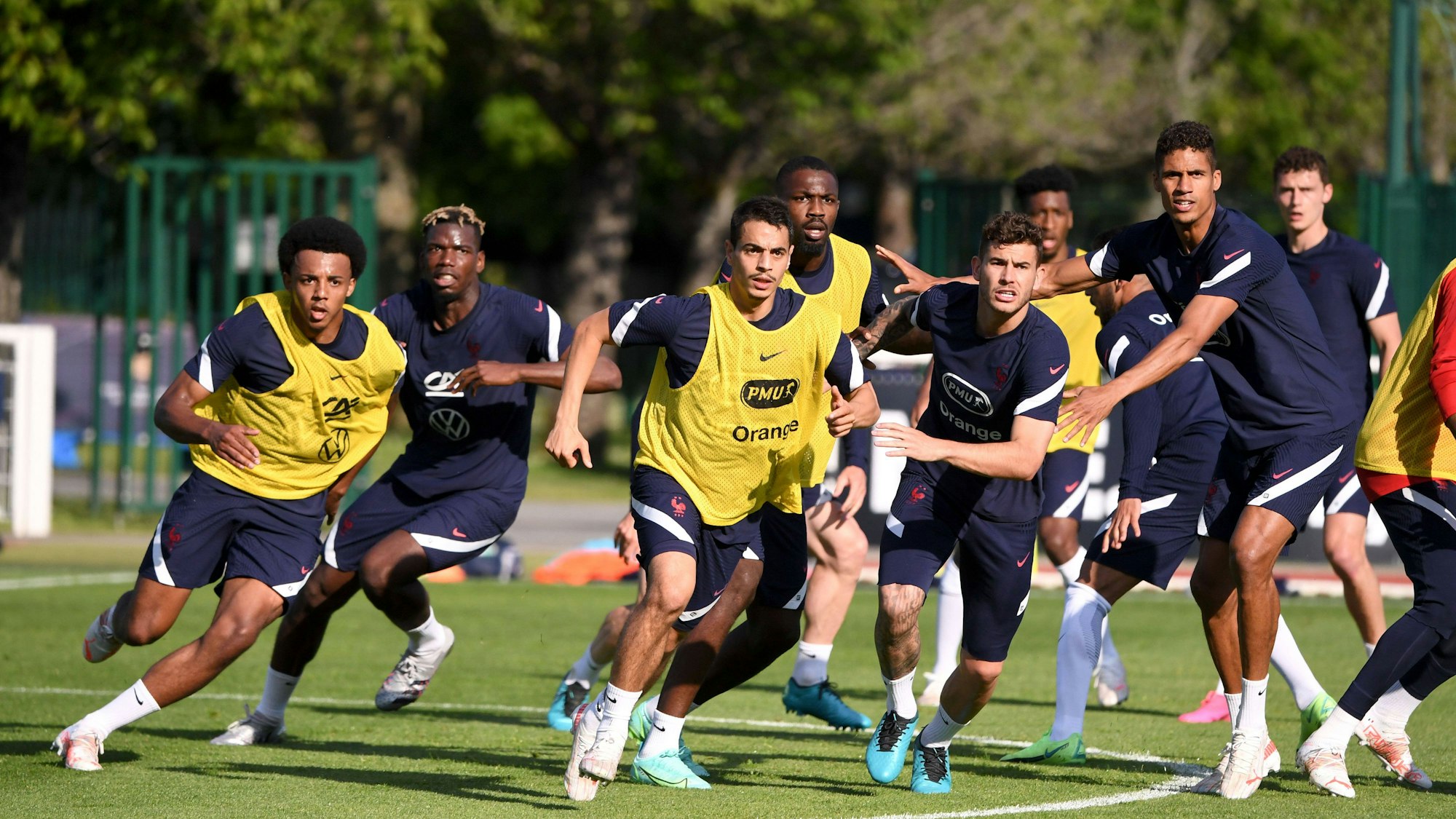 Ben Yedder (2.v.l.) im Training in Aktion.