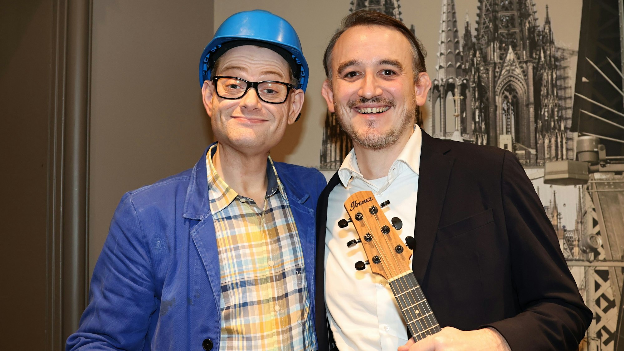 Kai Kramosta und Fabian Rangol stehen zusammen im Foyer.