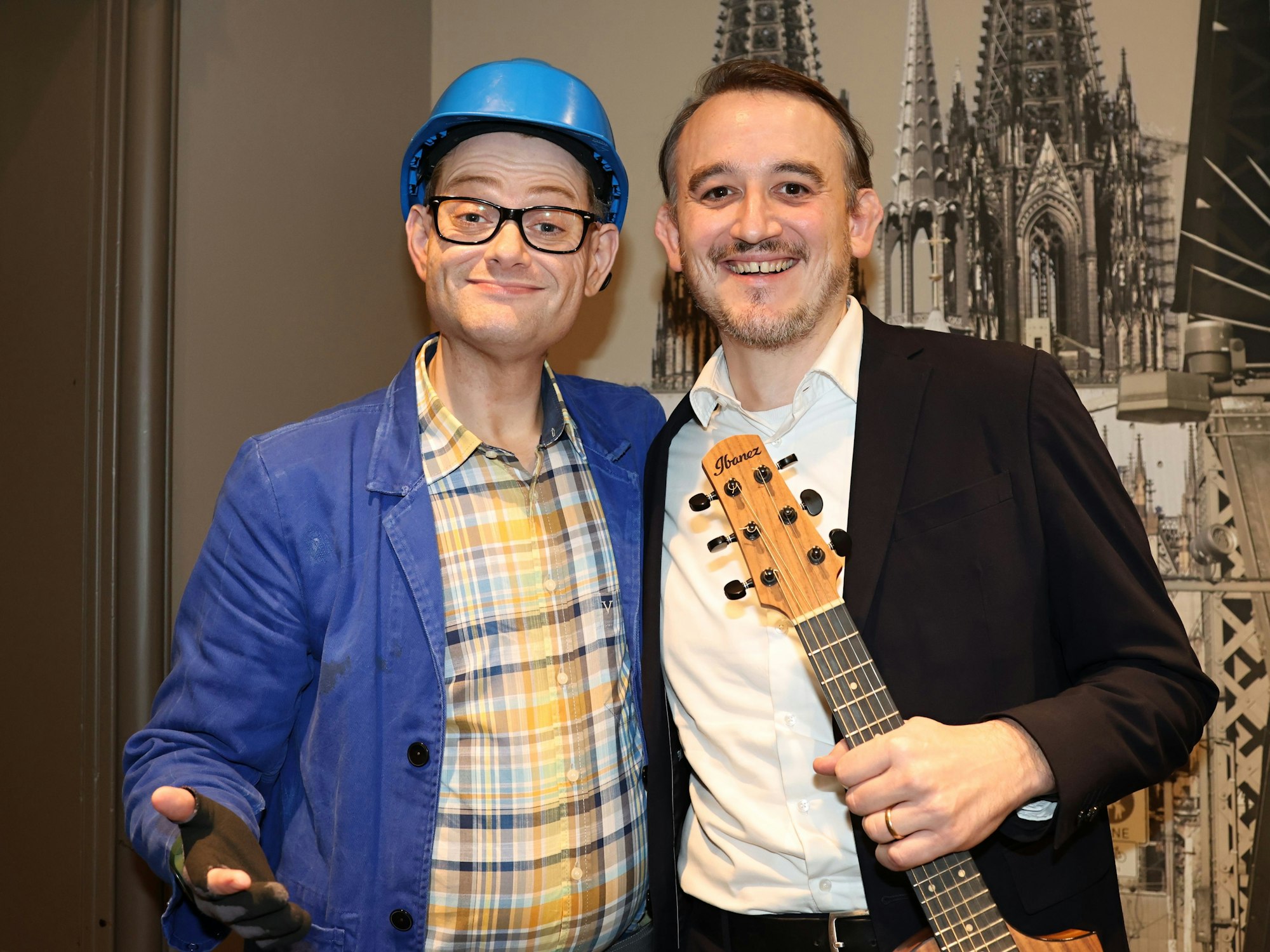 „Handwerker Peters“ (Kai Kramosta) und Fabian Rangol vor ihrem Auftritt.