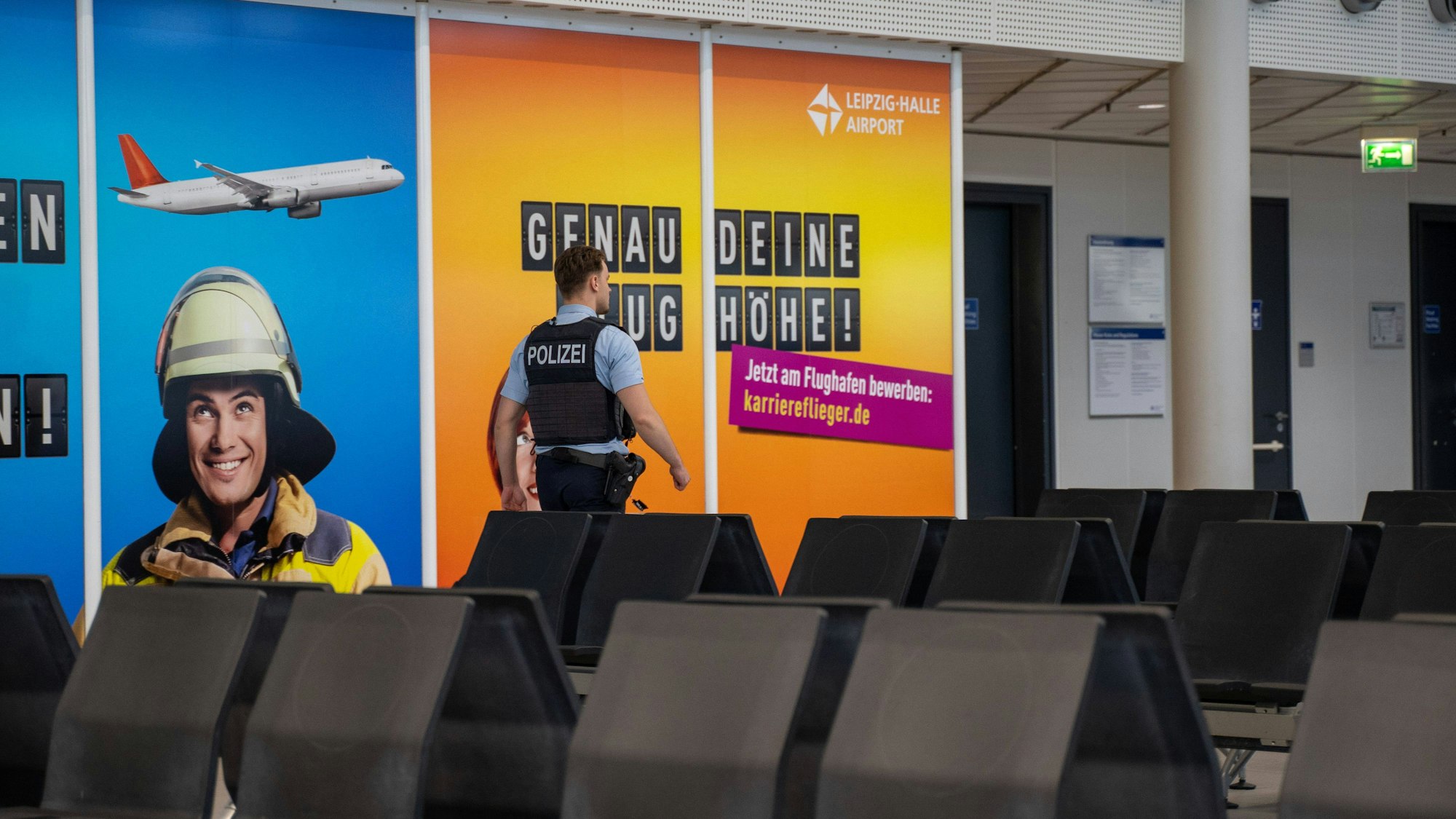 Ein Bundespolizist am Flughafen Leipzig-Halle (Symbolbild). Ein schlechter Scherz hatte hier ernste Folgen.