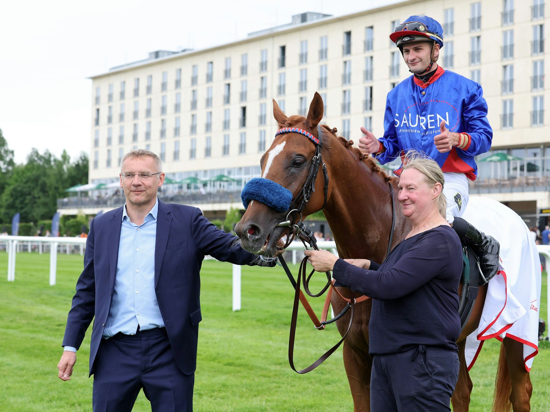 Eckhard Sauren (l.) neben seinem Pferd „Flatten The Curve“.