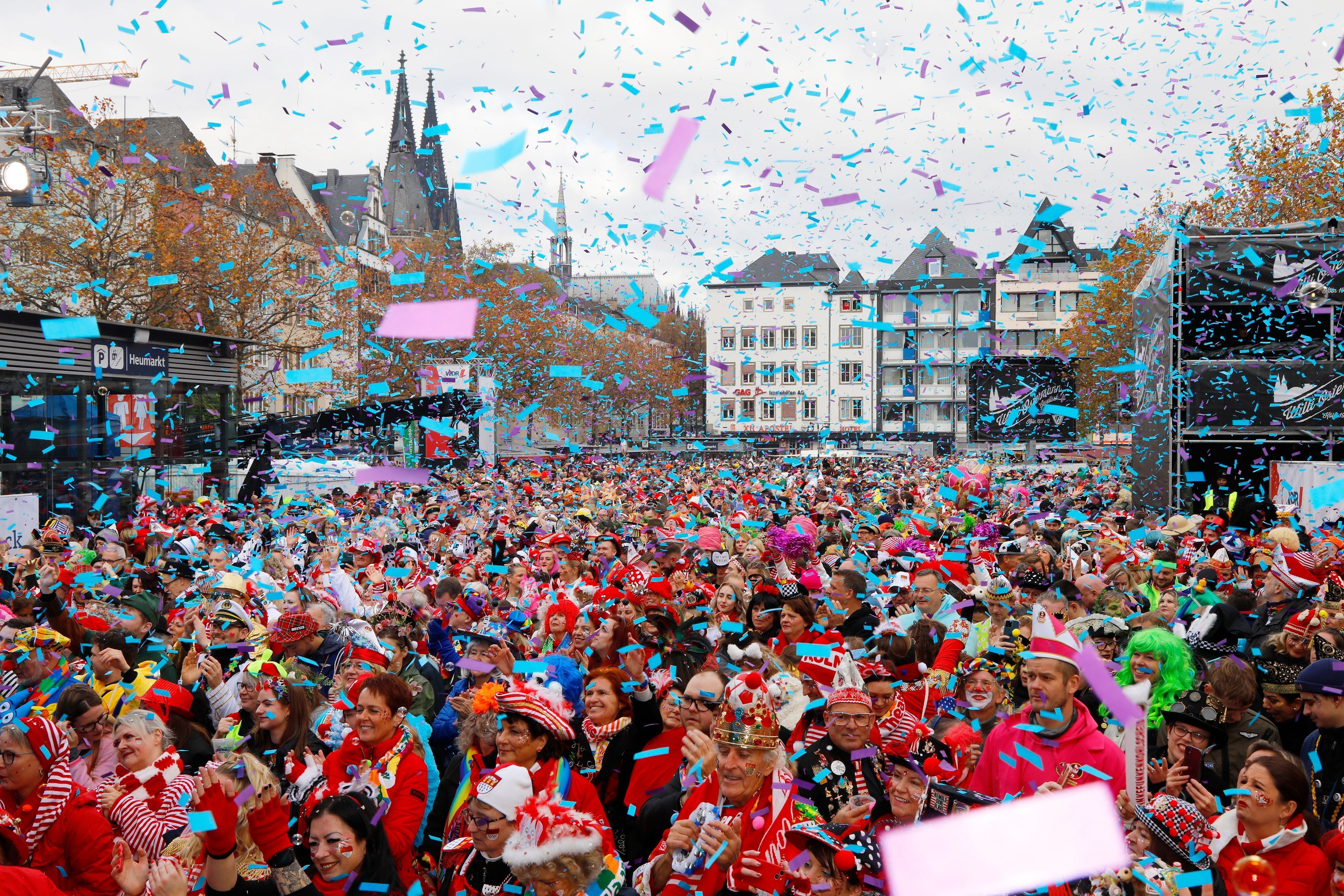 Der Auftakt zur Karnevalssession auf dem Heumarkt.
