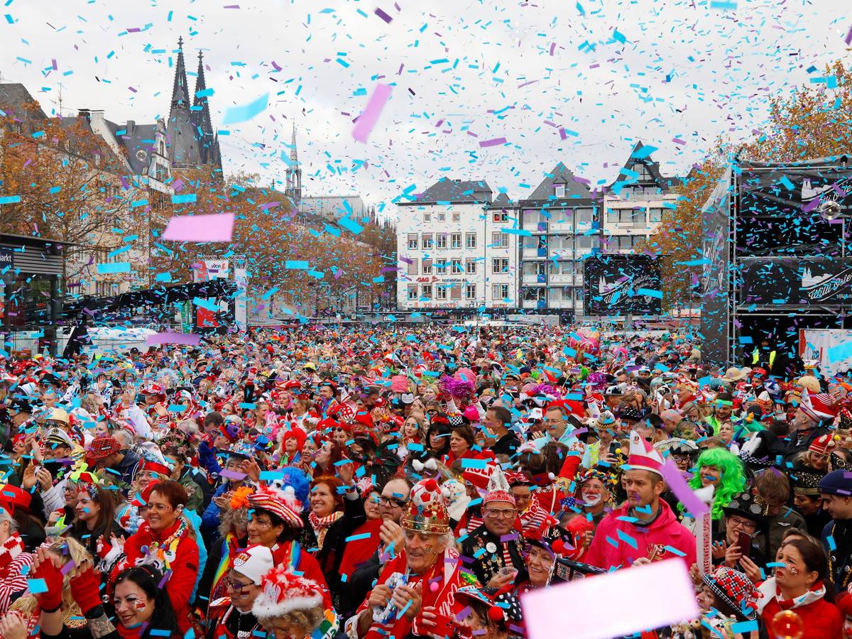 Der Auftakt zur Karnevalssession auf dem Heumarkt.