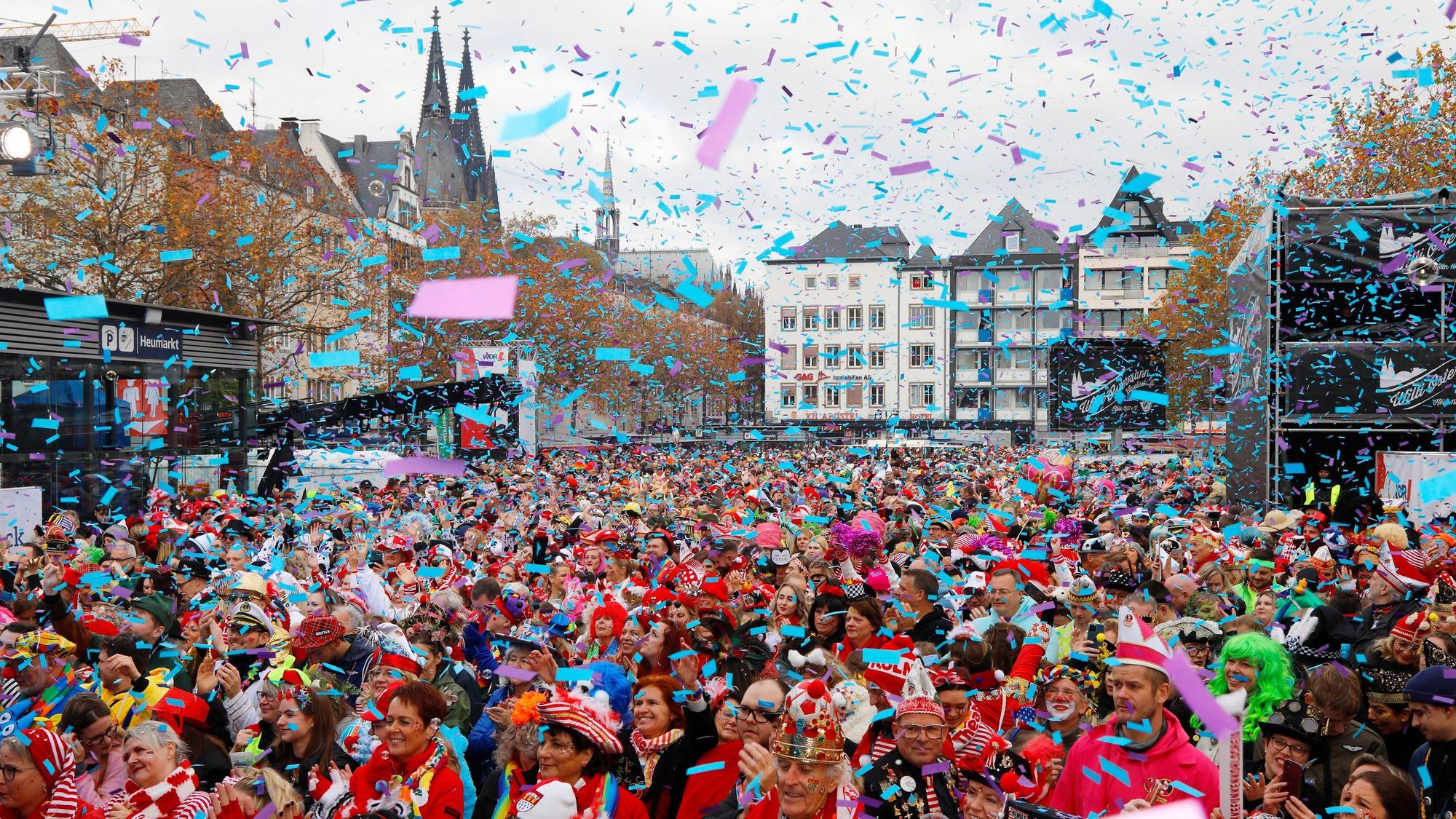 Der Auftakt zur Karnevalssession auf dem Heumarkt.