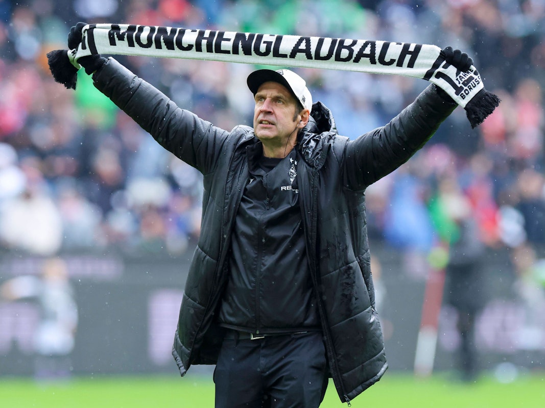 Stadionsprecher Torsten Knippertz steht mit einem Schal von Borussia Mönchengladbach im Stadion.