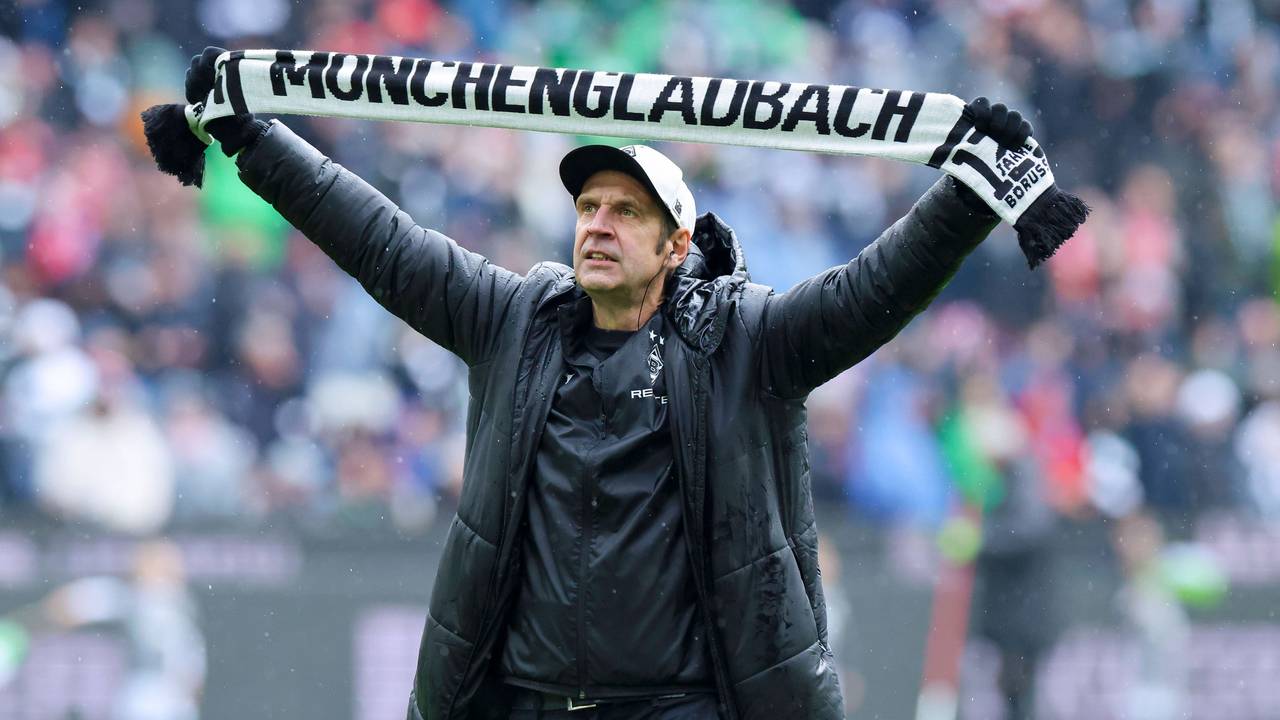 Stadionsprecher Torsten Knippertz steht mit einem Schal von Borussia Mönchengladbach im Stadion.