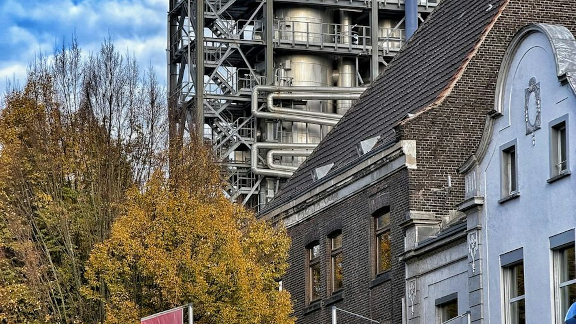 Eine Industriehalle im Neusser Hafen, aus der Rauch aufsteigt.