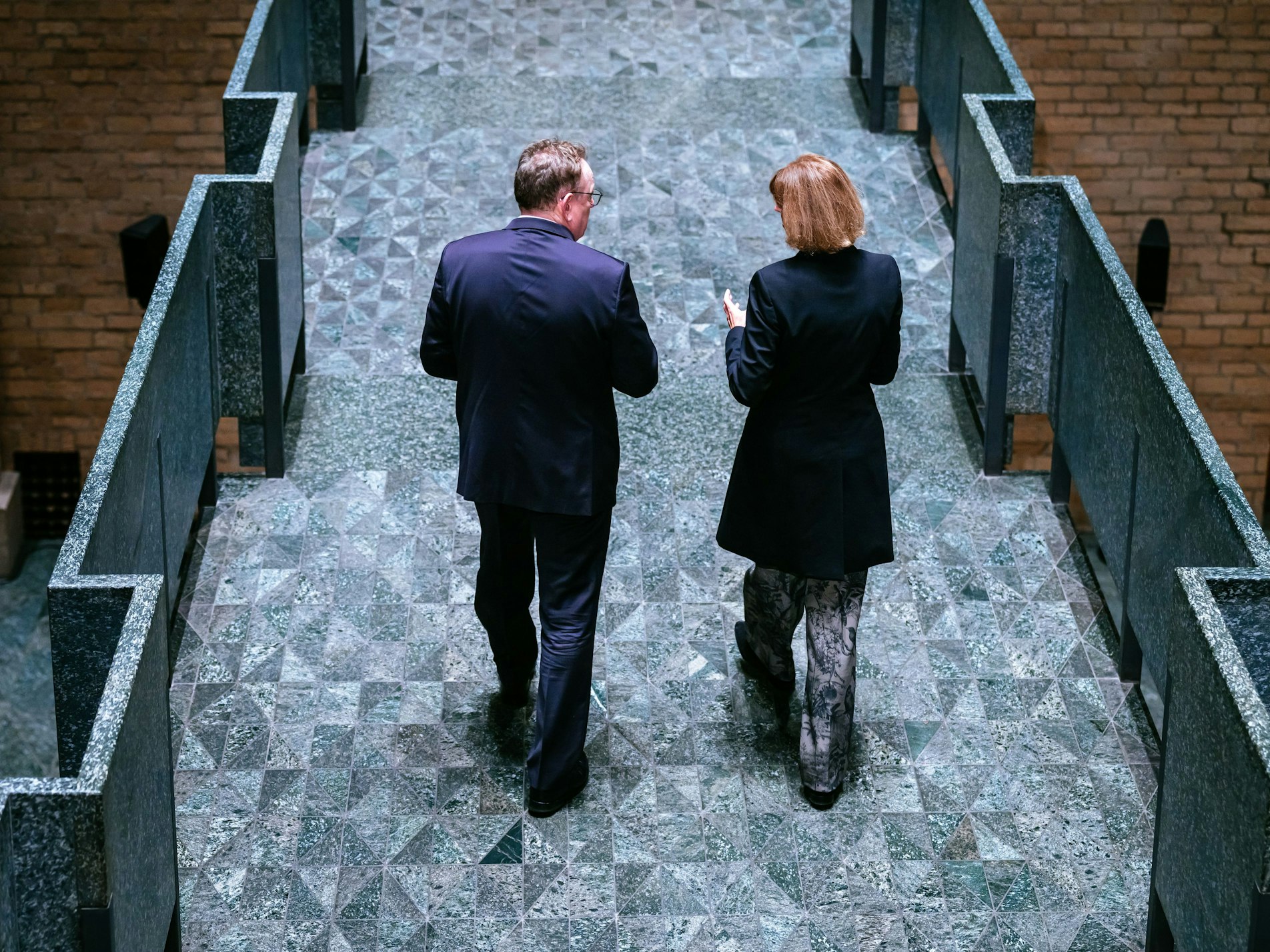 Kein guter Start: Henriette Reker übergibt die Führung der Stadt Köln an den neuen Oberbürgermeister Torsten Burmester (SPD). Der startet gleich mit einer Haushaltssperre ins Amt.