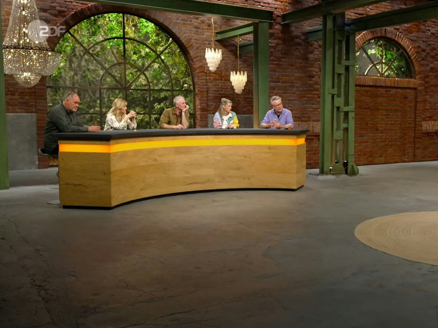 „Weil der so bescheuert aussieht, hat er einen besonderen Wert“, fand Walter „Waldi“ Lehnertz ehrliche Worte. Den Schätzpreis erreichte King Peng zwar nicht, aber Christian Vechtel legte immerhin 250 Euro auf den Tisch. (Bild: ZDF)