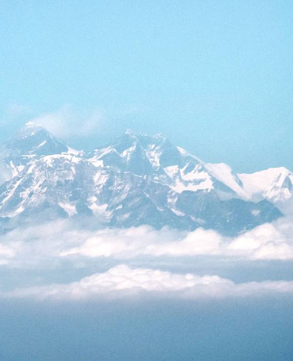 Blick aus dem Flugzeug auf das Himalaya-Gebirge mit dem Mount Everest.