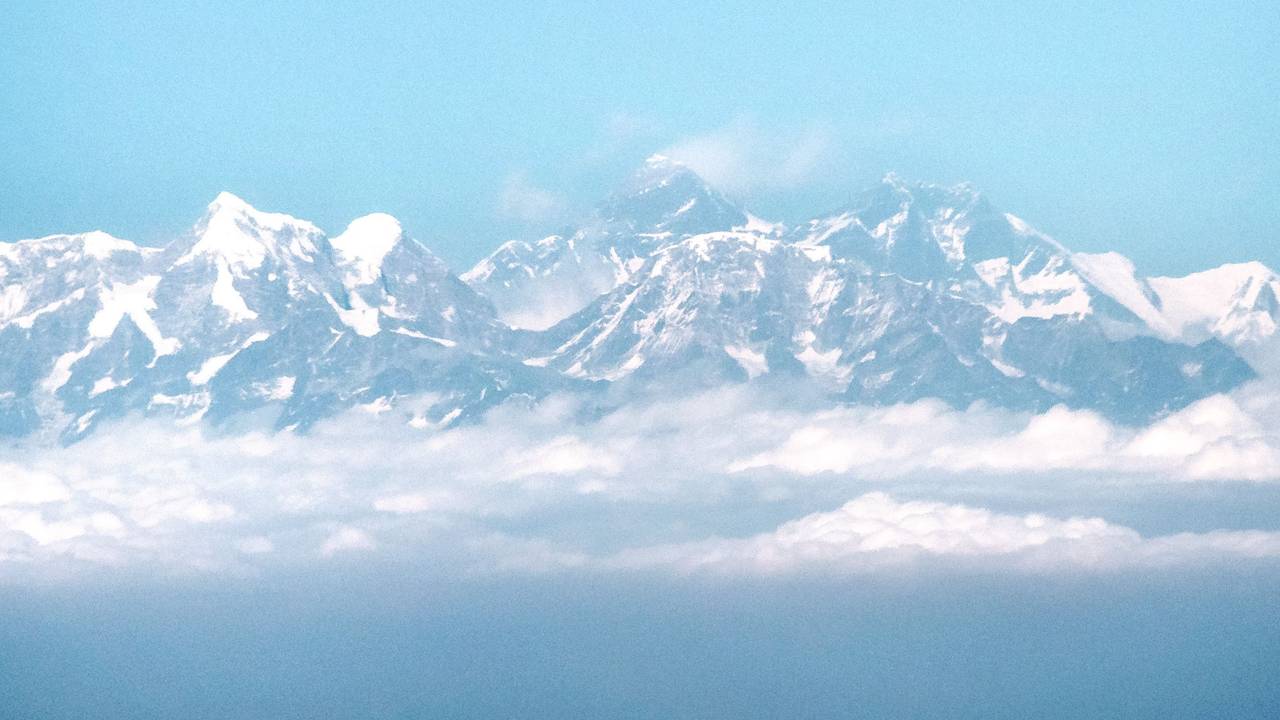 Blick aus dem Flugzeug auf das Himalaya-Gebirge mit dem Mount Everest.