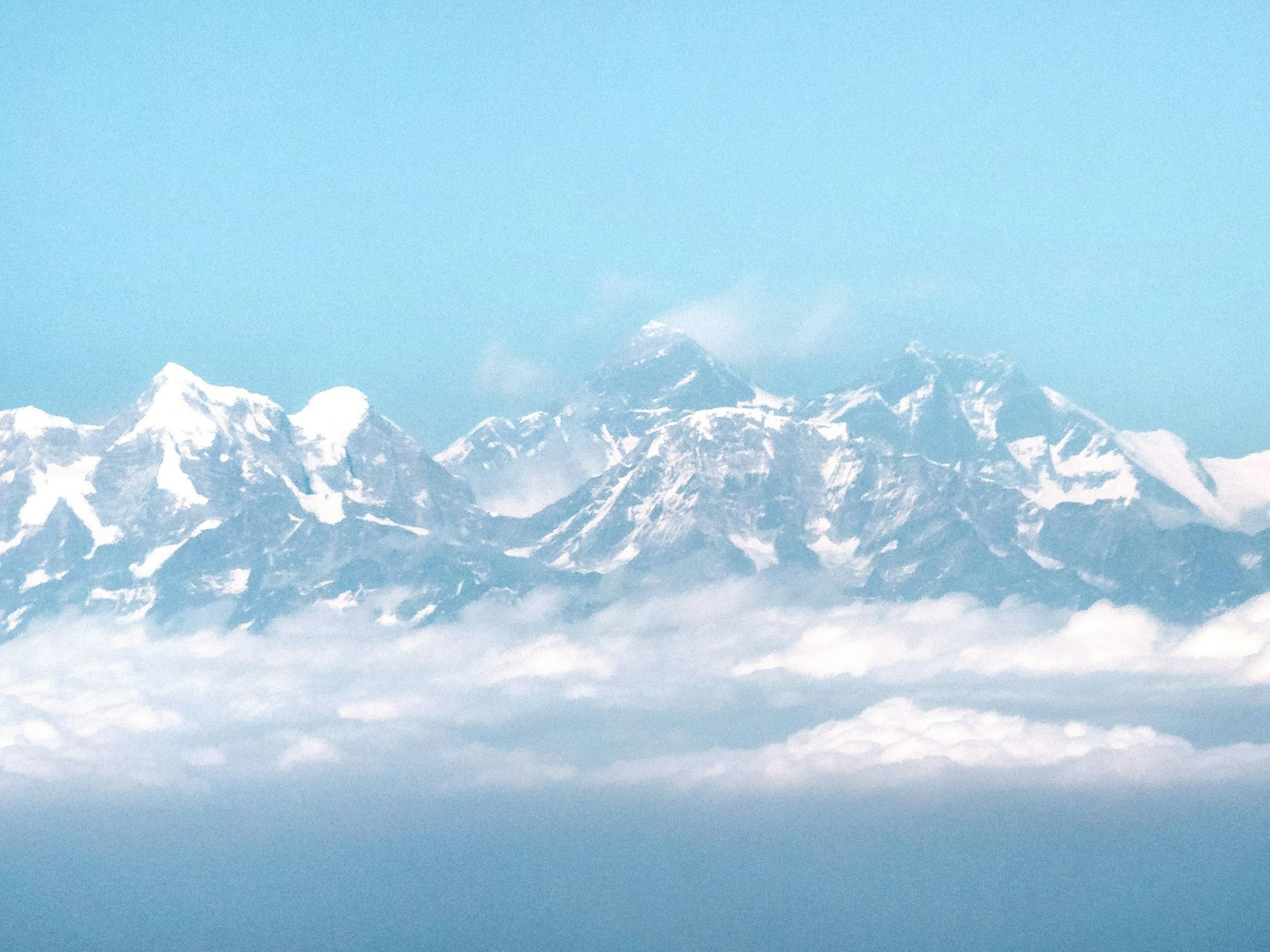 Blick aus dem Flugzeug auf das Himalaya-Gebirge mit dem Mount Everest.