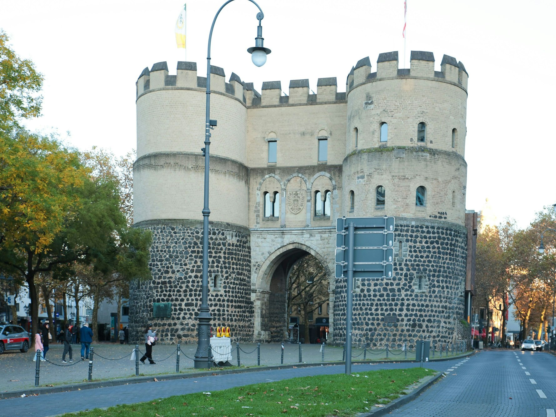 Die historische Hahnentorburg am Rudolfplatz.