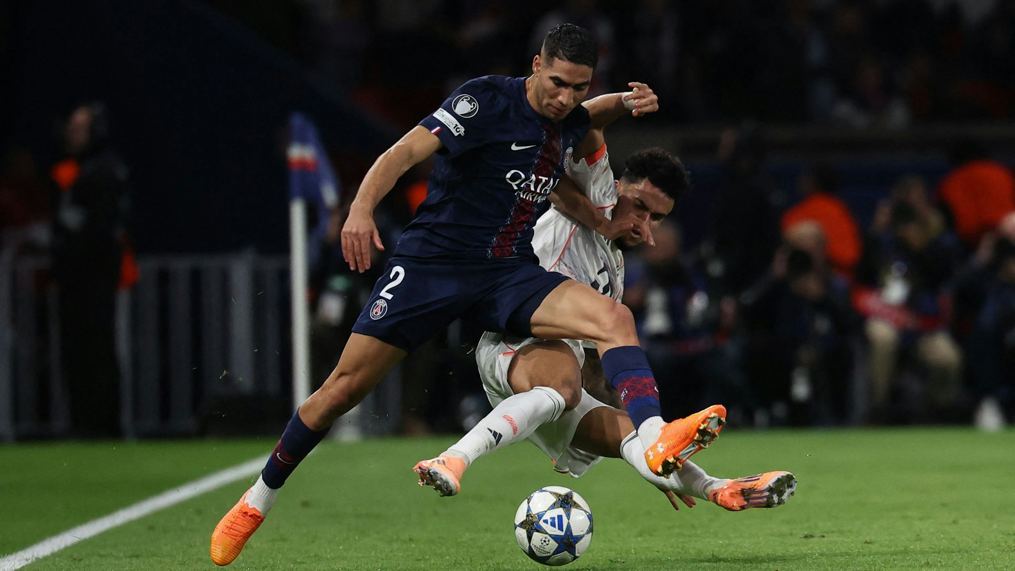 Luis Diaz (r.) und Achraf Hakimi im Zweikampf.