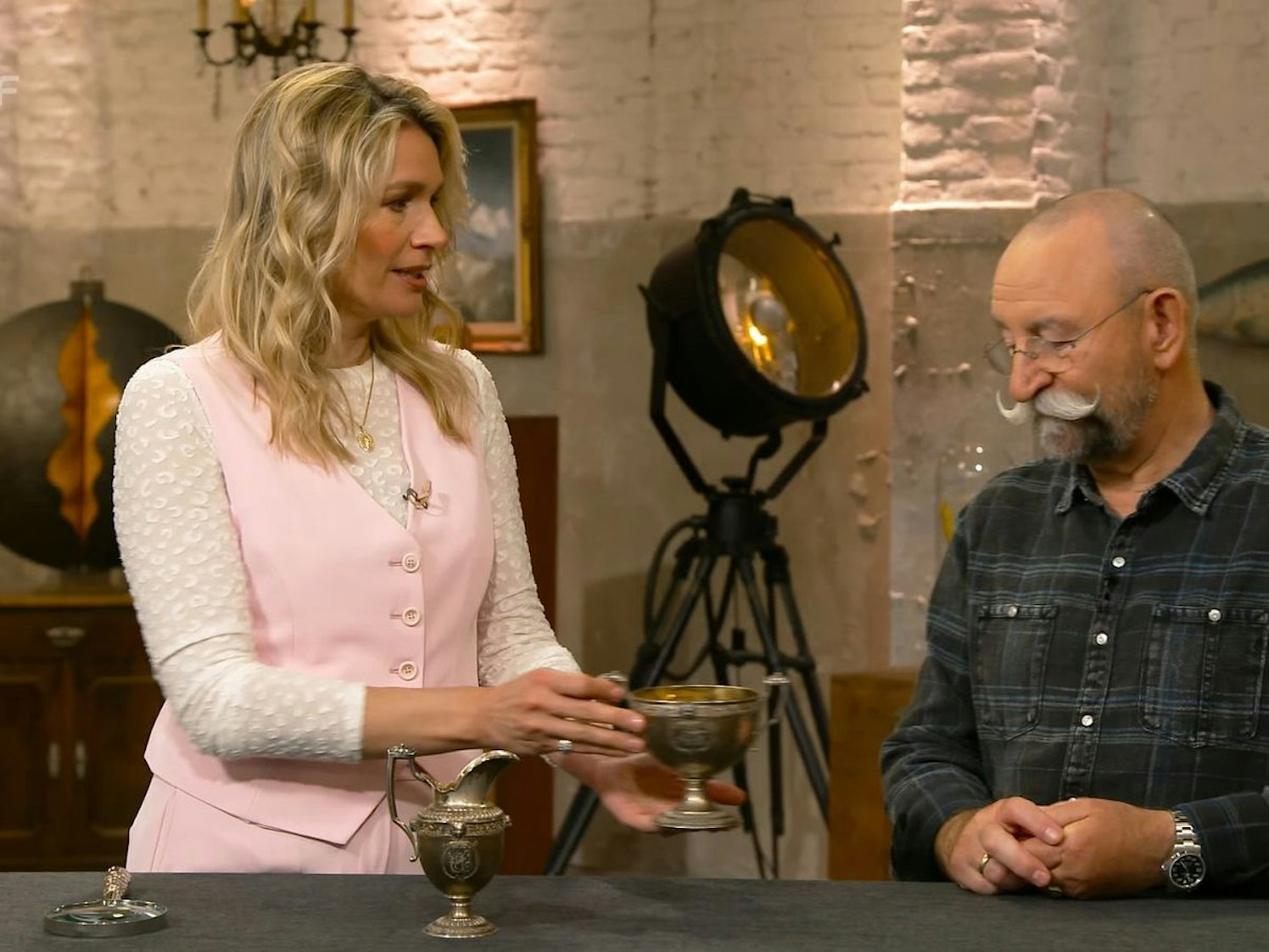 Bei den nächsten Objekten kam Horst Lichter ins Jubeln: „Endlich ist er da, der Heilige Gral! Wir werden in die Geschichte eingehen.“ Zur Disposition standen ein Milchkännchen und eine Zuckerschale im neoklassizistischen Stil. Die Expertise belief sich auf 350 bis 400 Euro. (Bild: ZDF)