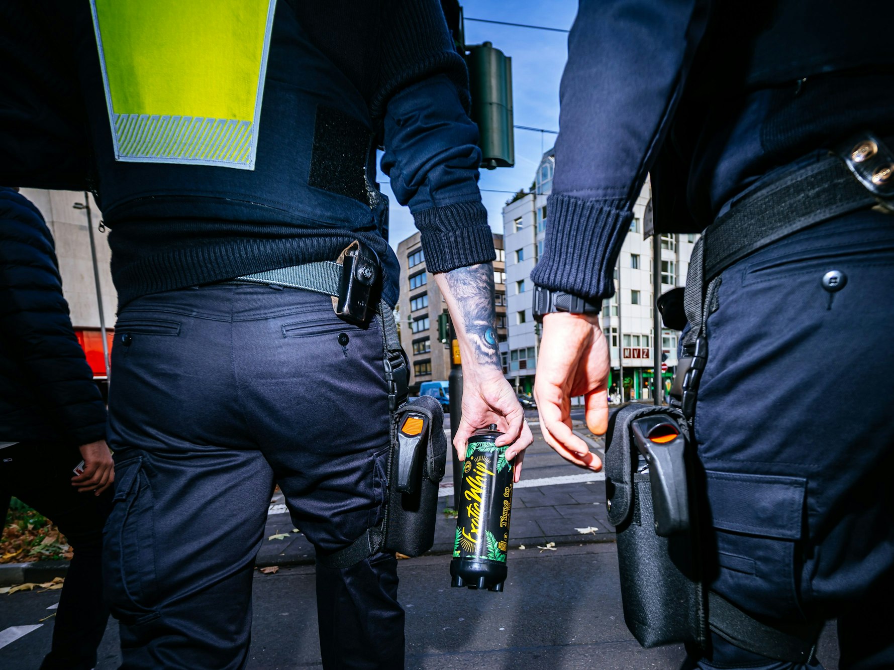 Polizei und Stadt Köln setzten Testkäufer ein, um vor dem 11.11. zu prüfen, ob in Kiosken und Supermärkten Alkohol an Jugendliche verkauft wird.
