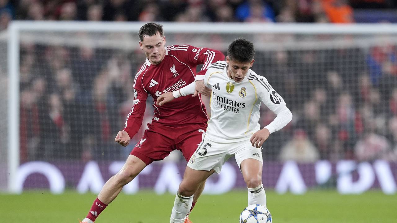 Florian Wirtz (l.) und Arda Güler im Zweikampf um den Ball.