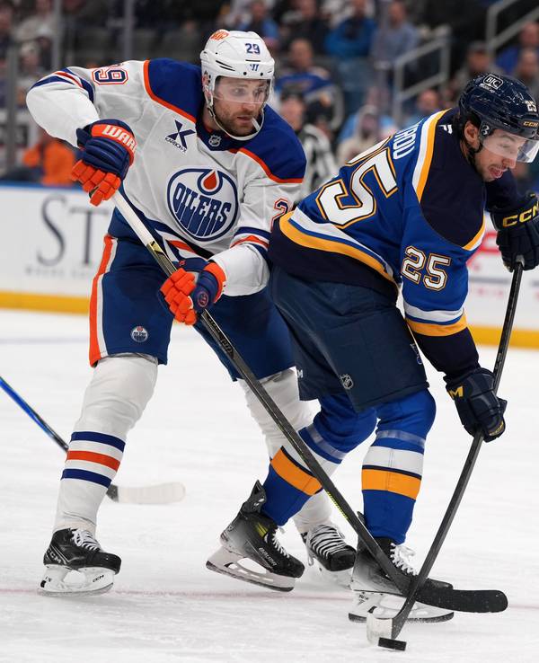 ordan Kyrou (25) von den St. Louis Blues spielt den Puck während des zweiten Drittels, während Leon Draisaitl (29) von den Edmonton Oilers verteidigt.