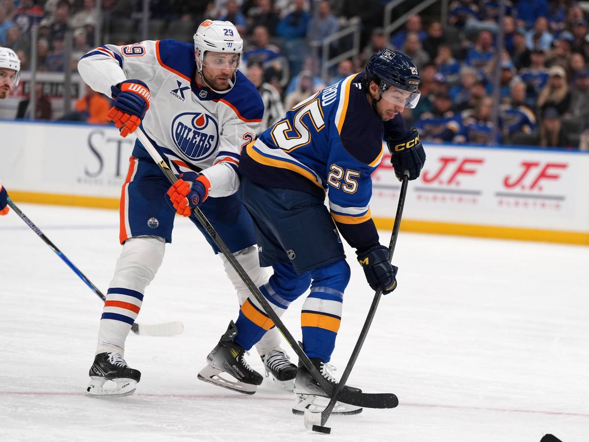 ordan Kyrou (25) von den St. Louis Blues spielt den Puck während des zweiten Drittels, während Leon Draisaitl (29) von den Edmonton Oilers verteidigt.